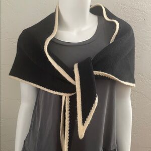 2 Chic Black and Cream Scarf